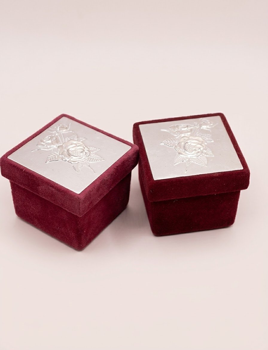 Maroon Velvet Ring Jewelry Box with Silver Rose Embossing – Second-Hand Gift image 2