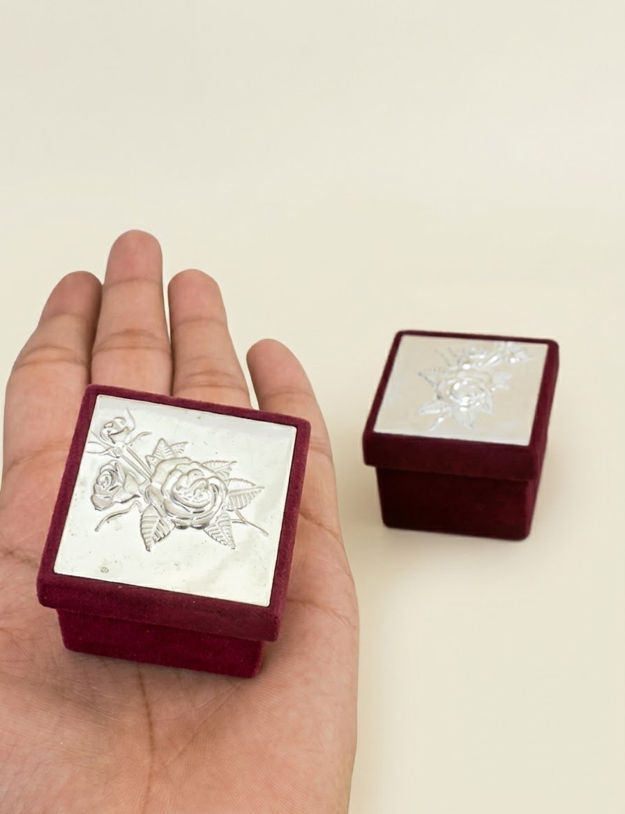Maroon Velvet Ring Jewelry Box with Silver Rose Embossing – Second-Hand Gift image 1